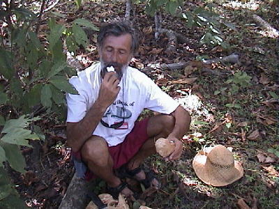 Gerd Peter isst von der ersten selbst geöffneten Kokosnuss